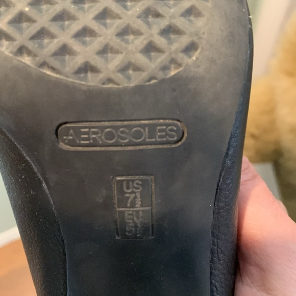 Aerosoles navy leather kitten heeled square toe box shoes. Size US 7 1/2. EUC. - Picture 7 of 8